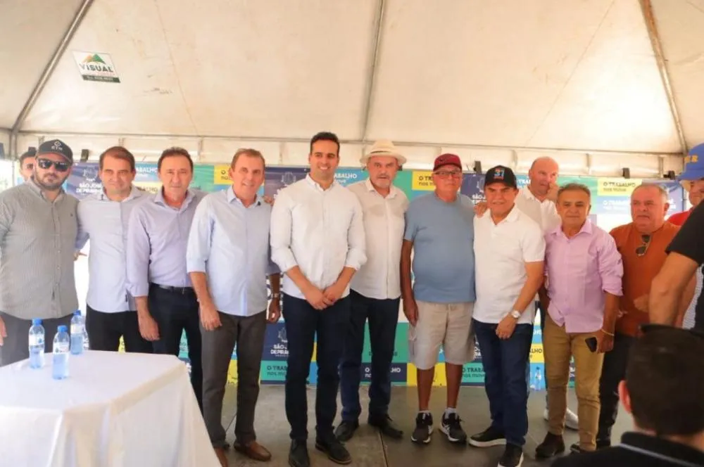 Com Wilson Santiago, Chico Mendes e Bal Lins, Lucas Ribeiro inaugura polo de ração e assina ordens de serviços das estradas do distrito de Bom Jesus e Serra do Vital, em São José de Piranhas
