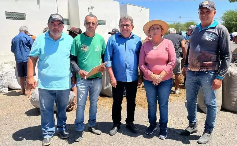 Prefeita Leninha distribui ração para pecuaristas de Uiraúna
