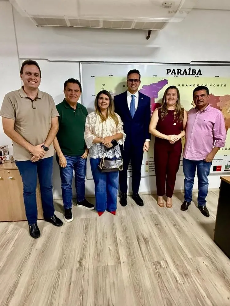 Deputado Wilson Santiago se reúne com o governador em exercício Lucas Ribeiro, e os prefeitos Luiz Claudino, Espedito Filho, Laís Raquel, e a pré-candidata a deputada estadual Larúcia Sá