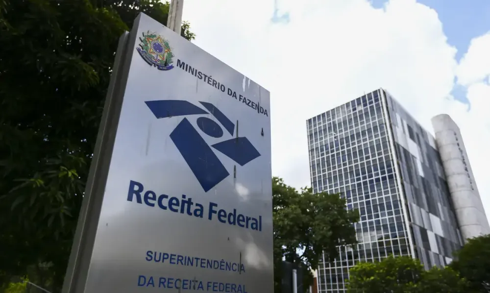 Receita Federal alerta para fake news sobre rastreamento de brasileiros que passaram a residir no exterior