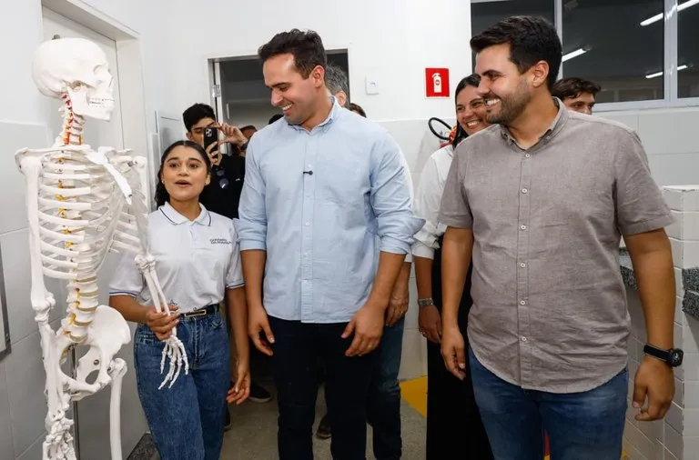 Lucas Ribeiro e Wilson Filho entregam escola, obras de abastecimento e autorizam pavimentação de distrito em Conceição