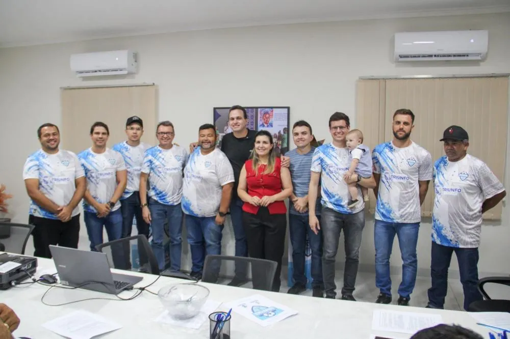 Prefeitura de Triunfo realiza entrega de material esportivo para equipes que irão disputar o campeonato municipal