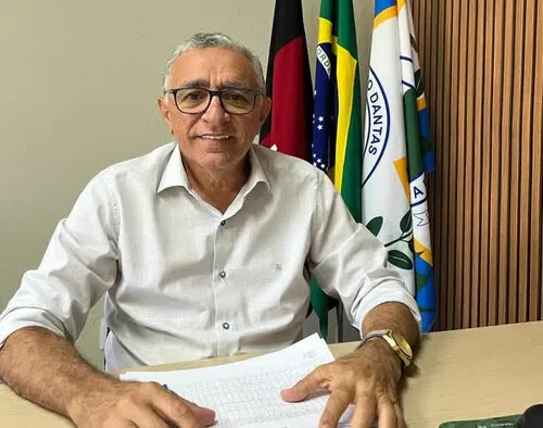 Prefeito Itamar Moreira conclui pagamento do 13º salário dos profissionais da Educação de Poço Dantas