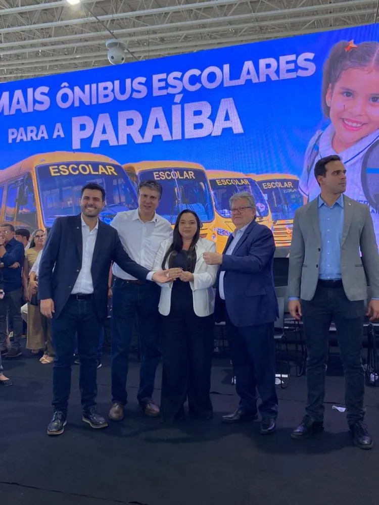 Vice-prefeita Claudineide Baltazar recebe mais um ônibus escolar em João Pessoa para Poço Dantas