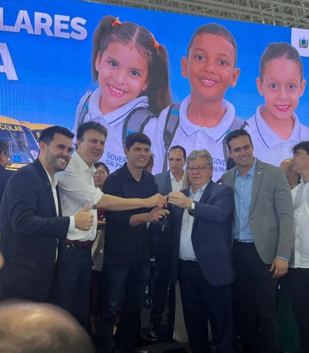 Vice-prefeito Mateus Gomes representa o prefeito e participa da entrega de ônibus escolar ao município de Bernardino Batista