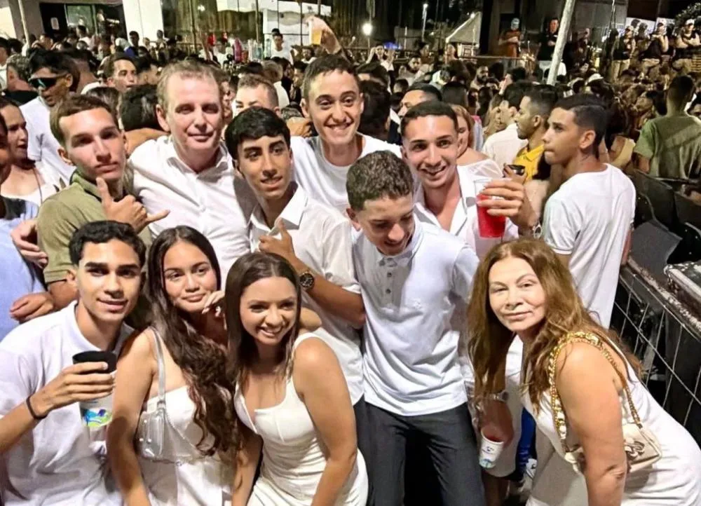 Deputado Chico Mendes celebra a chegada de 2026 no meio de multidão em São José de Piranhas; “um ano novo de conquistas para todos os paraibanos”