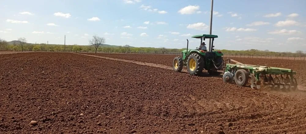 Prefeitura de Poço de José de Moura inicia o corte de terras e gestão Laís Raquel beneficia todos os agricultores do município