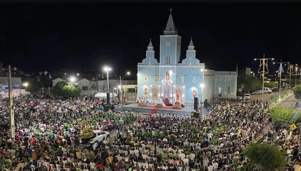 Última noite da Festa da Sagrada Família reúne grande número de fiéis em Uiraúna