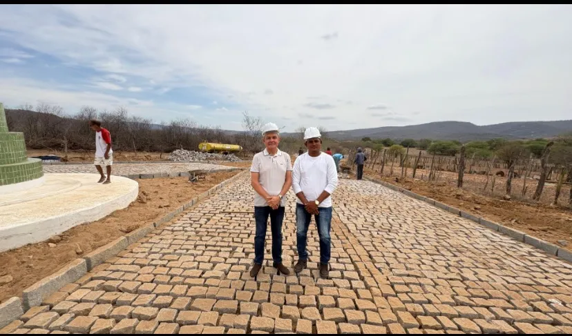 Prefeito Rinaldo Cipriano acompanha obra de pavimentação na Zona Rural de Joca Claudino