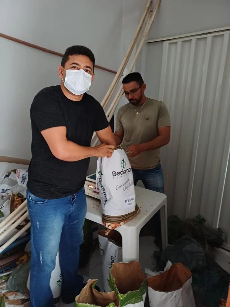 Prefeitura de Santa Helena entrega 3 mil kg de sementes selecionadas e beneficia mais de 500 agricultores