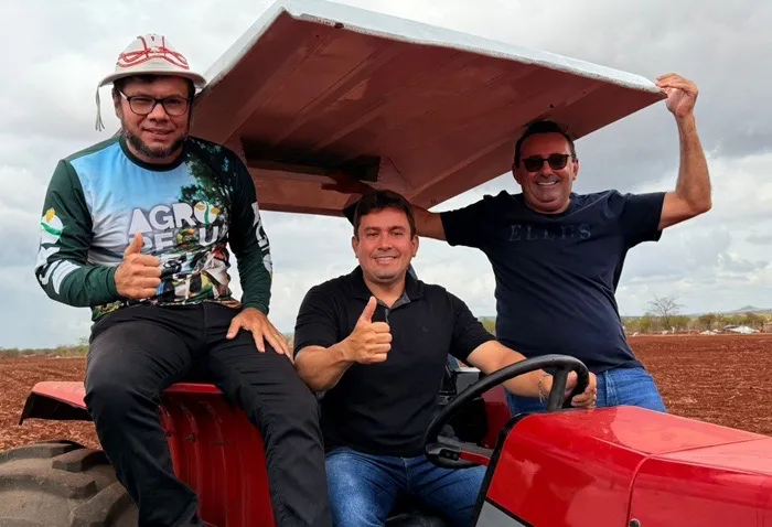 Em Sousa, prefeito Helder Carvalho acompanha inicio do programa de corte de terra