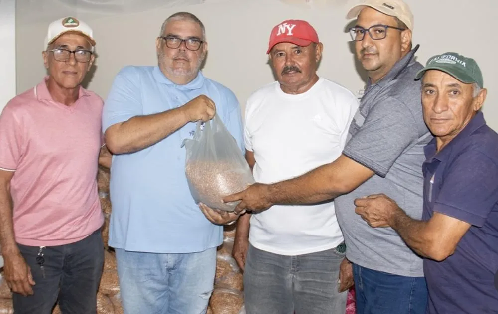 Prefeitura de Triunfo realiza distribuição de sementes de feijão e milho para agricultores do corte de terra