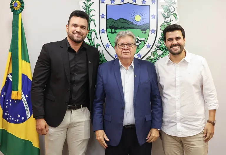 João Azevêdo recebe representantes dos professores e técnicos administrativos que celebram reajuste salarial de 10% e PCCR