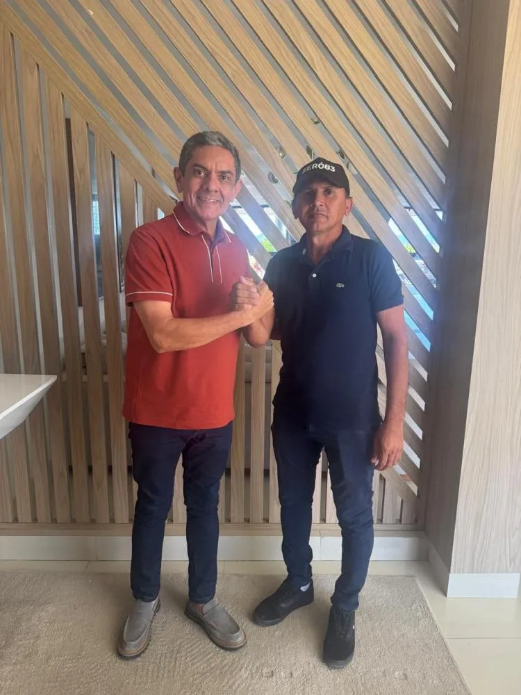 Prefeito Rinaldo Cipriano recebe adesão de vereador em Joca Claudino