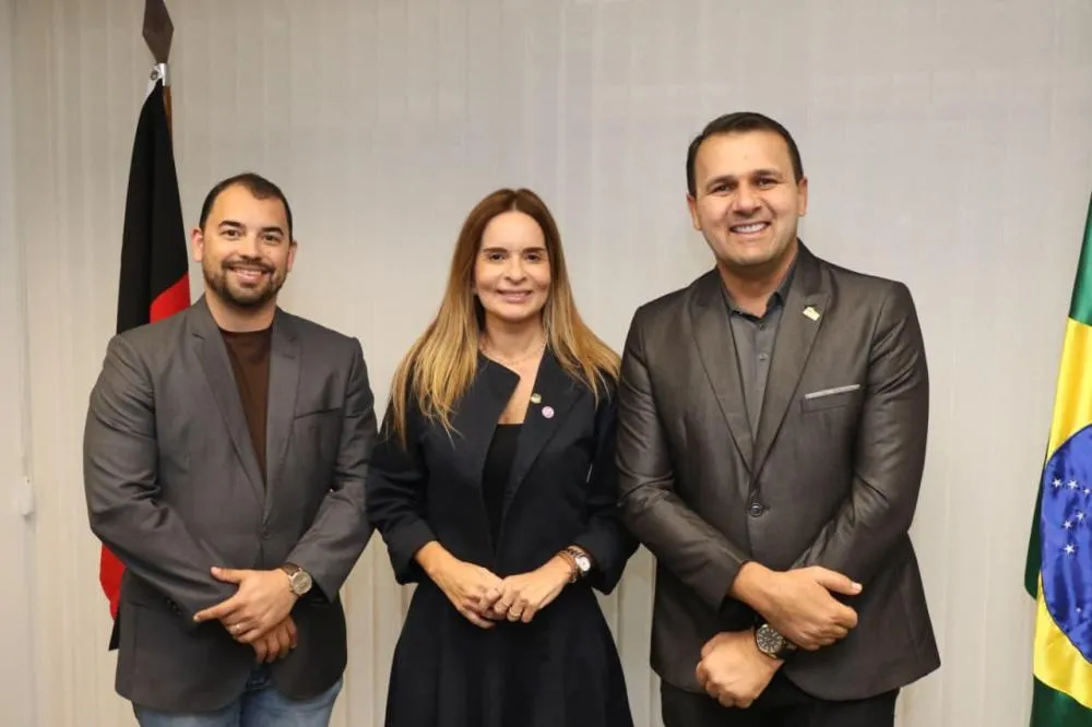 Prefeito Aldo Andrade visita o senado e é recepcionado por Veneziano, Efraim e Daniela