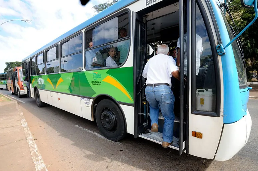 Comissão aprova e idosos de baixa renda terão gratuidade em transporte rodoviário