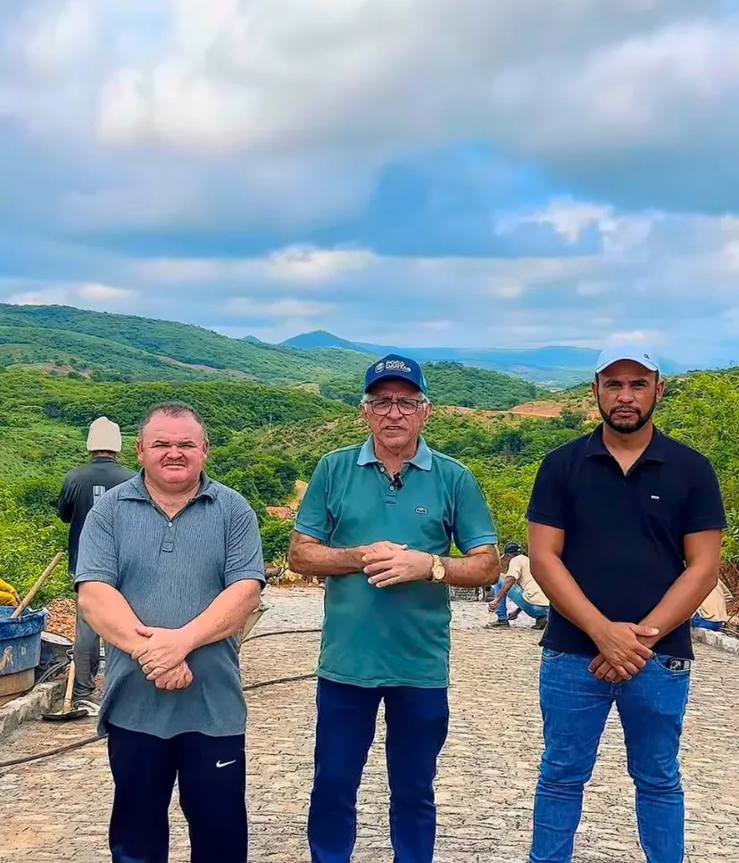 Prefeito Itamar Moreira acompanha a obra da estrada do Cajé e se destaca com grandes ações na Zona Rural de Poço Dantas