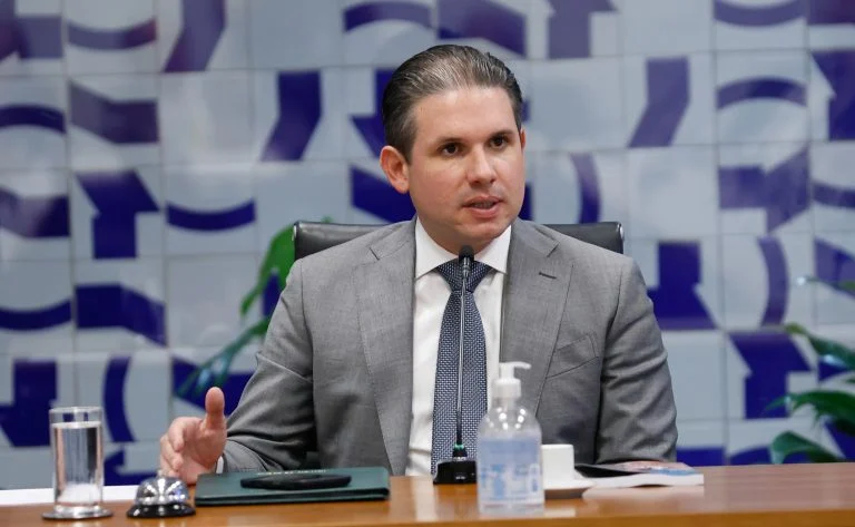 Hugo Motta comemora avanço histórico da educação paraibana após divulgação do Censo Escolar 2025