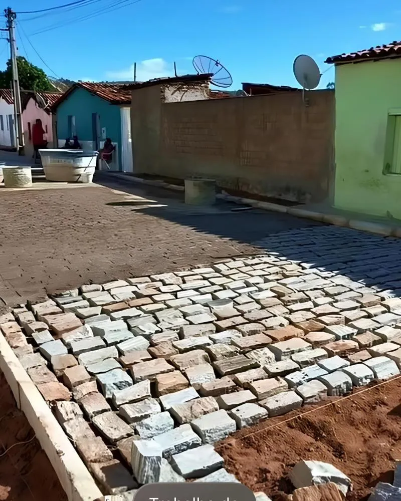Prefeito João Cleber inspeciona mais de R$ 500 mil em obras de calçamento em Várzea da Ema