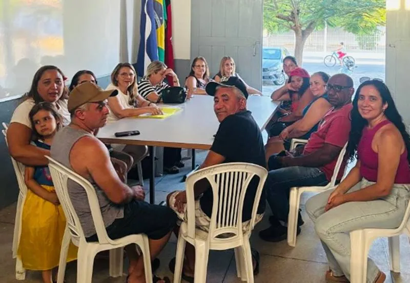 Secretária de Cultura de São João do Rio do Peixe se reúne com artesãos para a Semana do Município